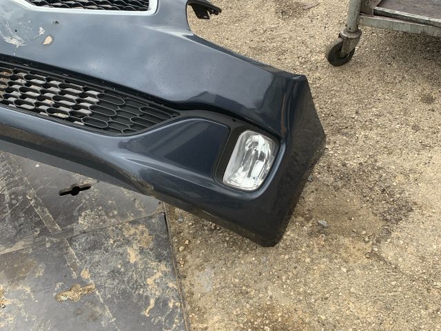 bontott KIA CARENS Első Lökhárító (Részeivel)