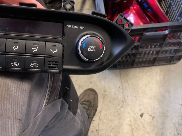 bontott KIA CARENS Fűtéskapcsoló (digit klímás)