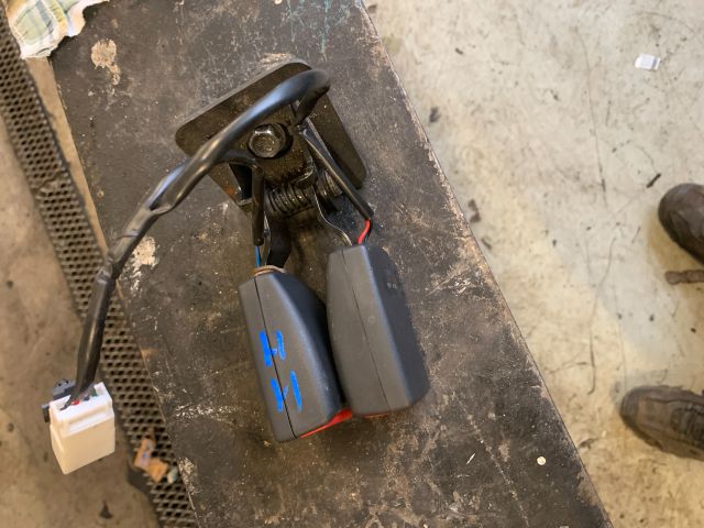 bontott KIA CARENS Hátsó középső Biztonsági Öv Csat