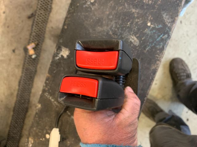 bontott KIA CARENS Hátsó középső Biztonsági Öv Csat