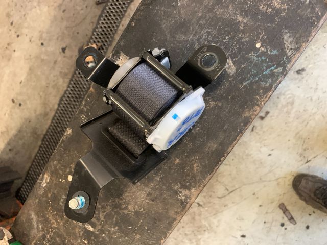 bontott KIA CARENS Hátsó középső Biztonsági Öv