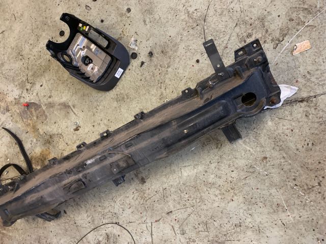 bontott KIA CARENS Hátsó középső Lökhárító Tartó (Műanyag)