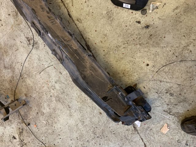 bontott KIA CARENS Hátsó középső Lökhárító Tartó (Műanyag)