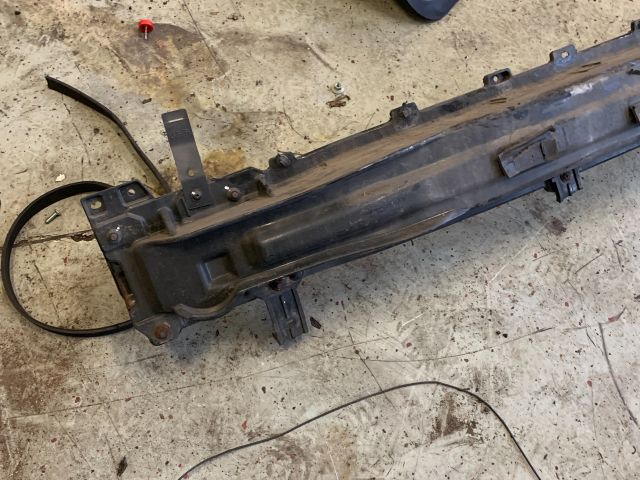 bontott KIA CARENS Hátsó középső Lökhárító Tartó (Műanyag)