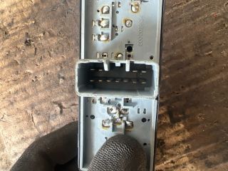 bontott KIA CARENS Jobb első Ablakemelő Kapcsoló