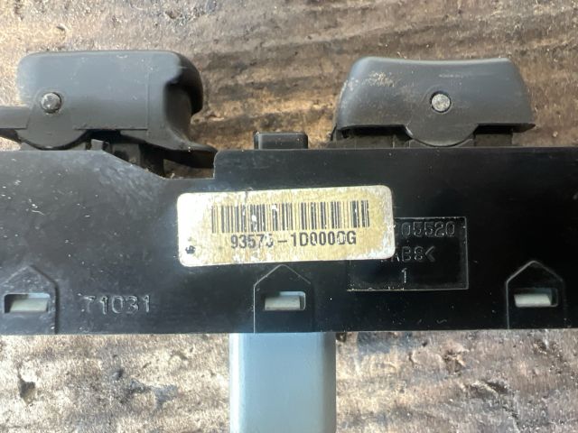 bontott KIA CARENS Jobb első Ablakemelő Kapcsoló