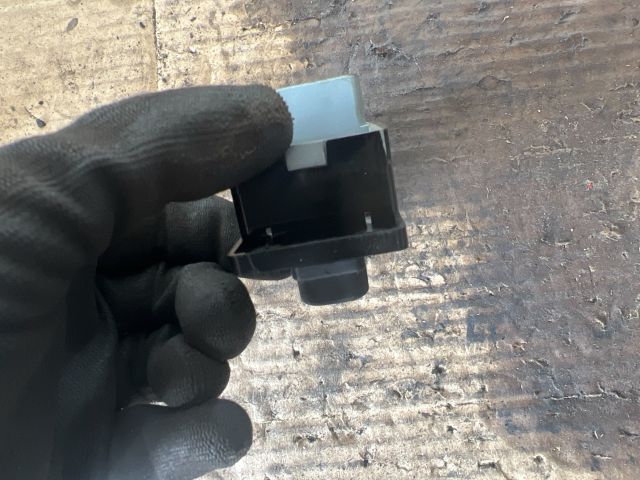 bontott KIA CARENS Jobb első Ablakemelő Kapcsoló