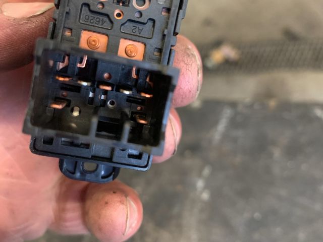 bontott KIA CARENS Jobb első Ablakemelő Kapcsoló