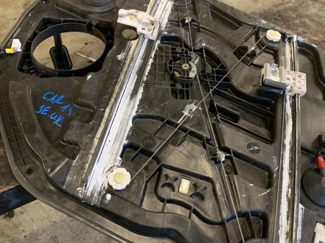 bontott KIA CARENS Jobb első Ablakemelő Szerkezet (Elektromos)