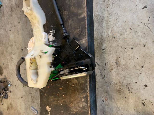 bontott KIA CARENS Jobb első Ajtózár