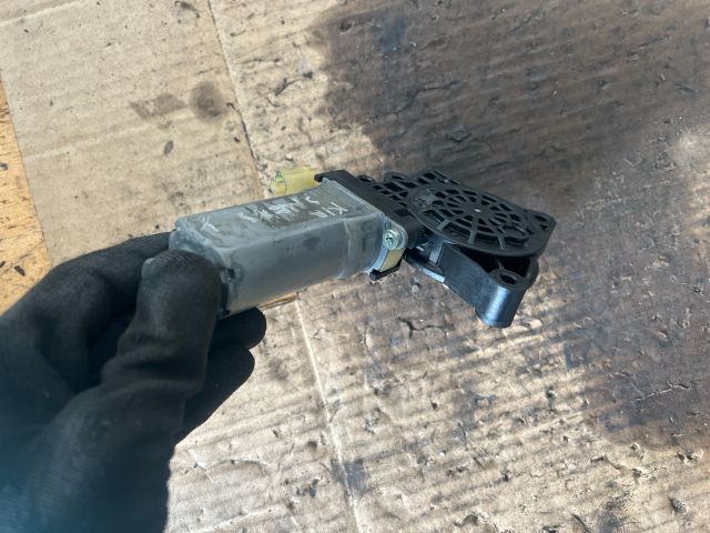 bontott KIA CARENS Jobb hátsó Ablakemelő Motor