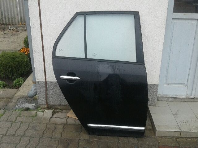 bontott KIA CARENS Jobb hátsó Ajtó (Részeivel)