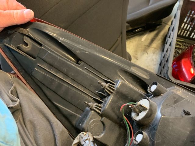 bontott KIA CARENS Jobb Hátsó Lámpa