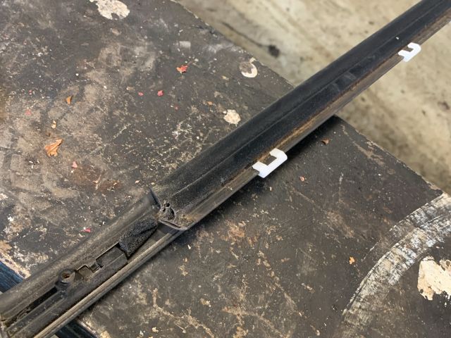 bontott KIA CARENS Jobb hátsó Vízlehúzó Gumicsík