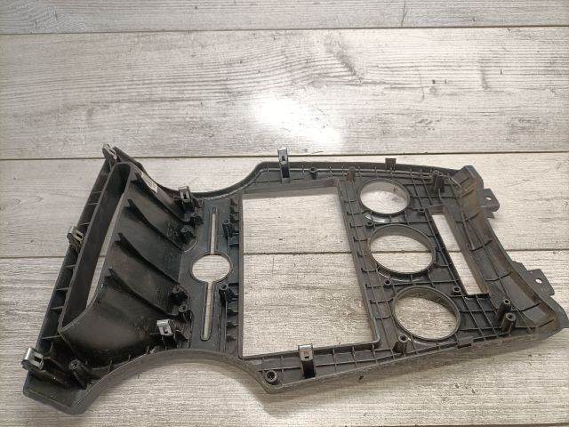 bontott KIA CARENS Középkonzol Keret