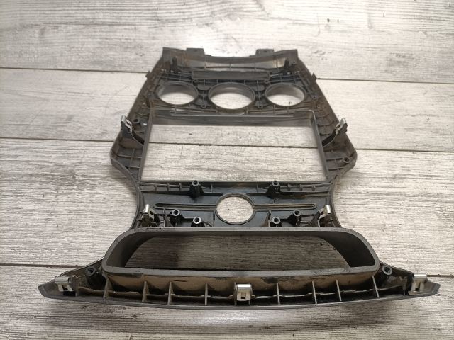 bontott KIA CARENS Középkonzol Keret