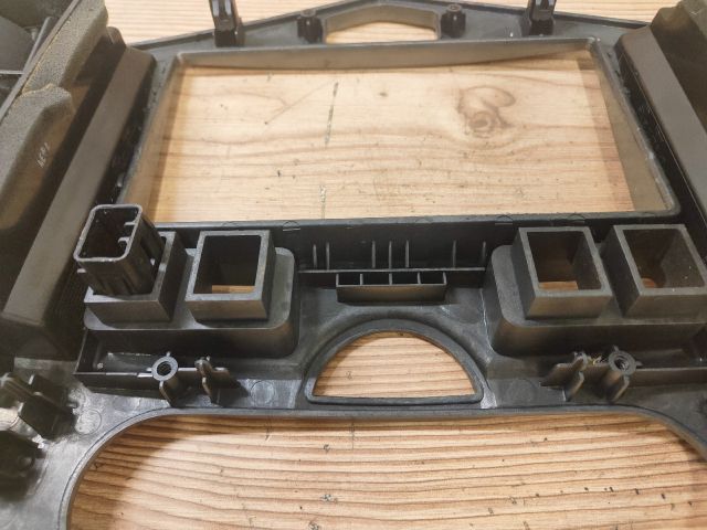 bontott KIA CARENS Középkonzol Keret