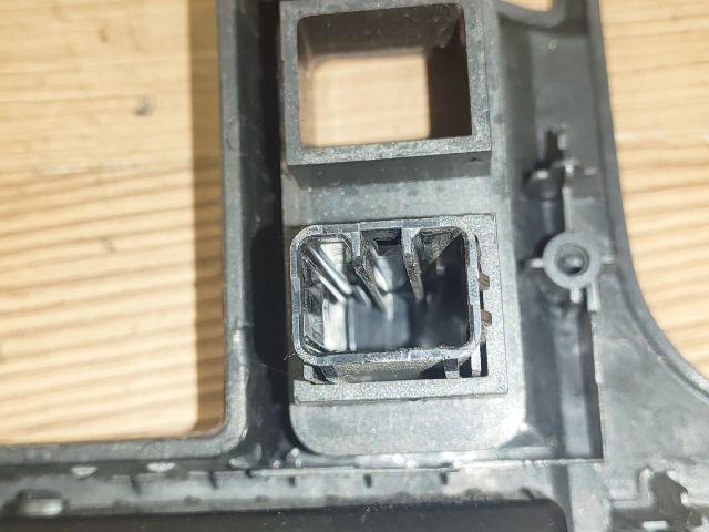 bontott KIA CARENS Középkonzol Keret