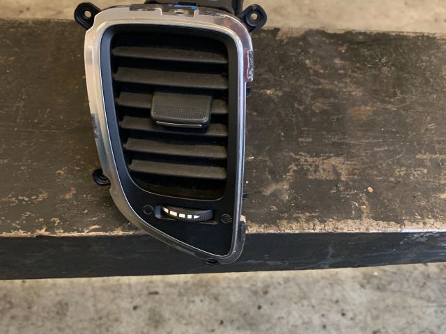 bontott KIA CARENS Középső Bal Szellőző