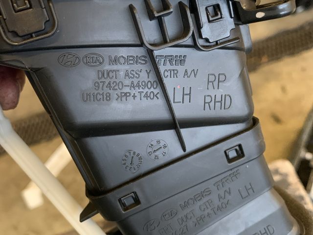 bontott KIA CARENS Középső Bal Szellőző