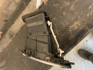 bontott KIA CARENS Középső Bal Szellőző