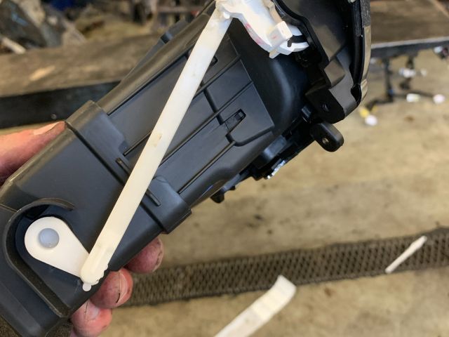 bontott KIA CARENS Középső Jobb Szellőző