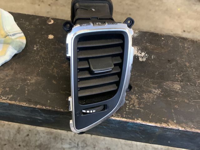 bontott KIA CARENS Középső Jobb Szellőző