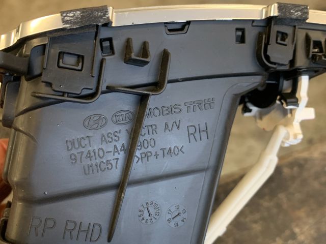 bontott KIA CARENS Középső Jobb Szellőző