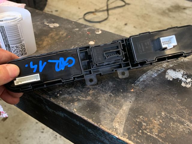 bontott KIA CARENS Vészvillogó Kapcsoló