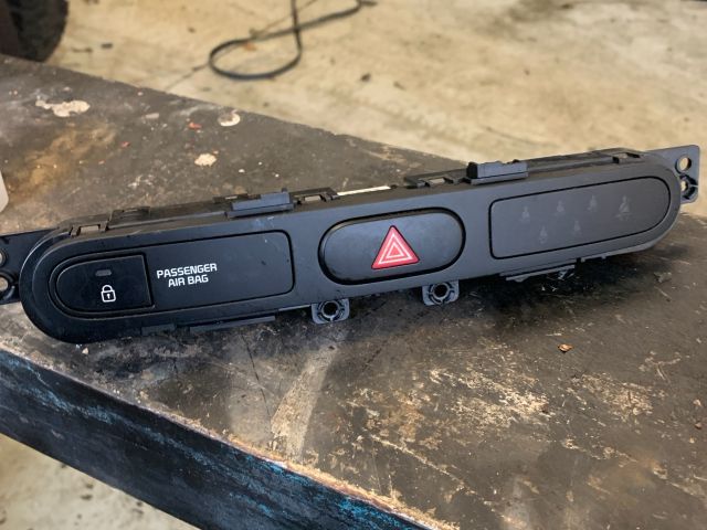 bontott KIA CARENS Vészvillogó Kapcsoló