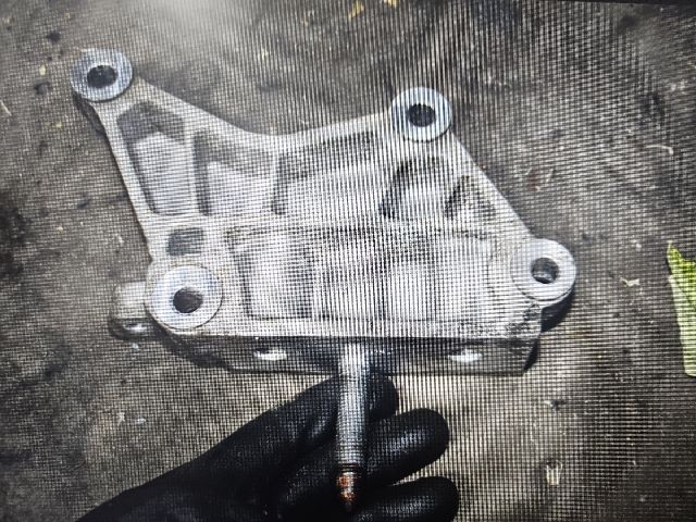 bontott KIA CARNIVAL Motor Tartó Bak (Fém)