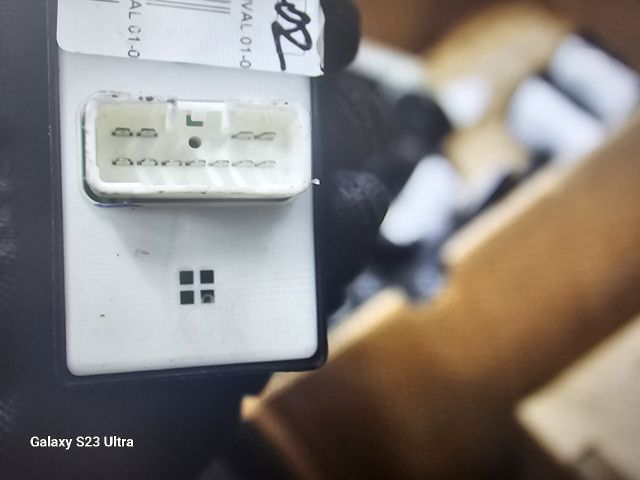 bontott KIA CARNIVAL Bal első Ablakemelő Kapcsoló