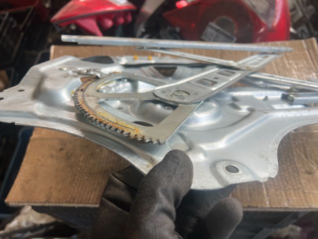 bontott KIA CARNIVAL Bal első Ablakemelő Szerkezet (Elektromos)