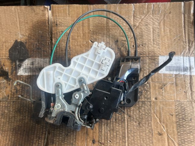 bontott KIA CARNIVAL Bal első Ajtózár