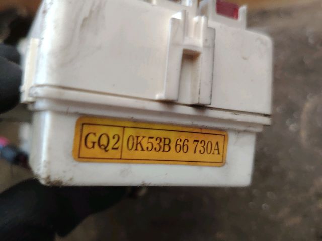 bontott KIA CARNIVAL Biztosítéktábla Utastér