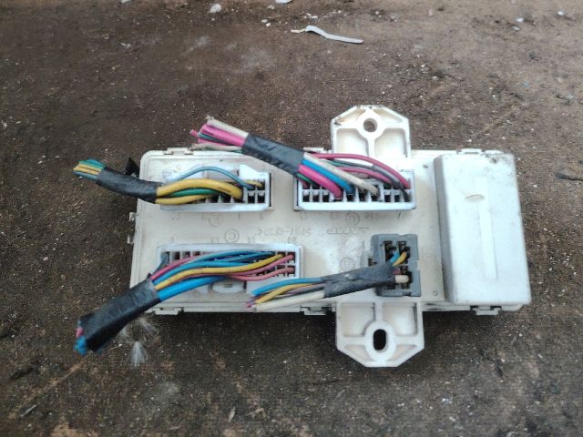 bontott KIA CARNIVAL Biztosítéktábla Utastér