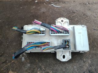 bontott KIA CARNIVAL Biztosítéktábla Utastér