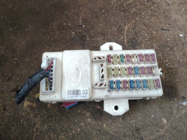 bontott KIA CARNIVAL Biztosítéktábla Utastér