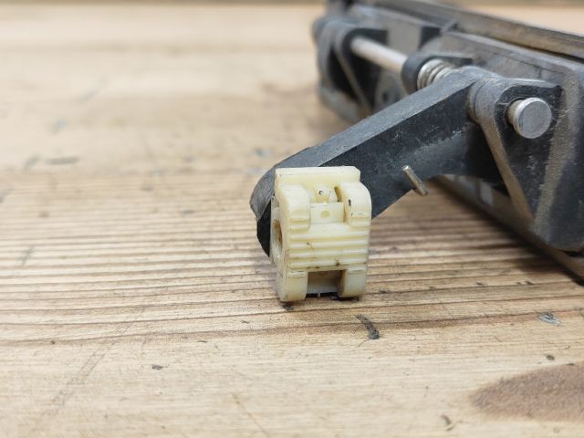 bontott KIA CARNIVAL Csomagtér Nyitó Kar / Gomb