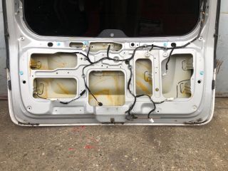 bontott KIA CARNIVAL Csomagtérajtó (Részeivel)