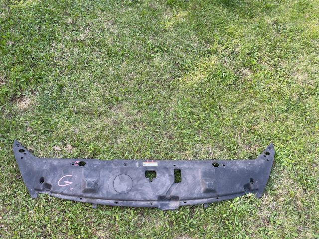 bontott KIA CARNIVAL Felső Hűtőburkolat