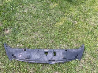 bontott KIA CARNIVAL Felső Hűtőburkolat