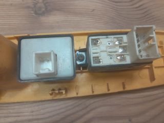 bontott KIA CARNIVAL Jobb első Ablakemelő Kapcsoló