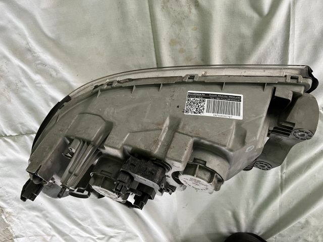 bontott KIA CARNIVAL Jobb Fényszóró