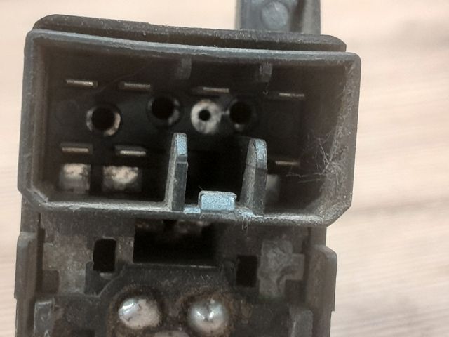 bontott KIA CARNIVAL Jobb hátsó Ablakemelő Kapcsoló