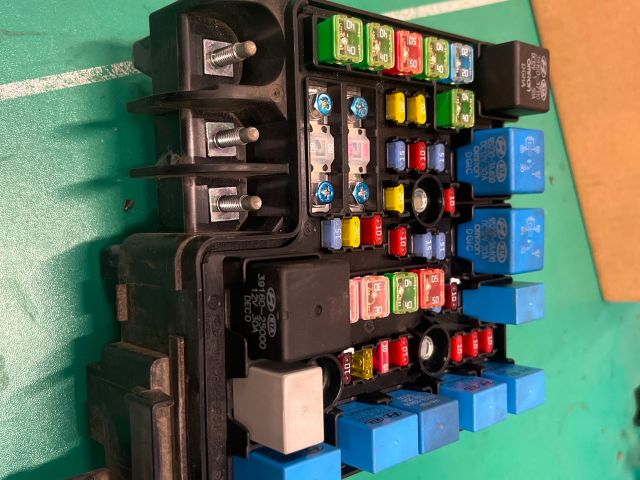 bontott KIA CEED Biztosítéktábla Motortér