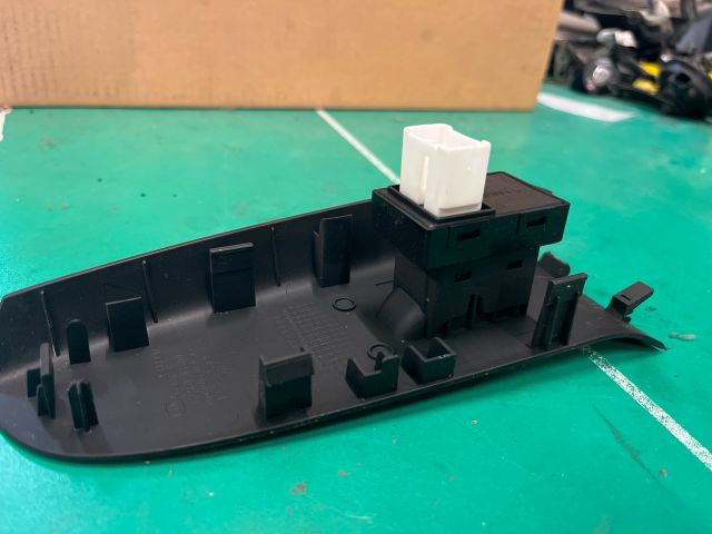 bontott KIA CEED Bal első Ablakemelő Kapcsoló