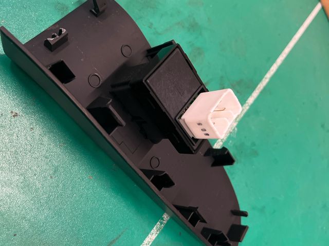 bontott KIA CEED Bal első Ablakemelő Kapcsoló