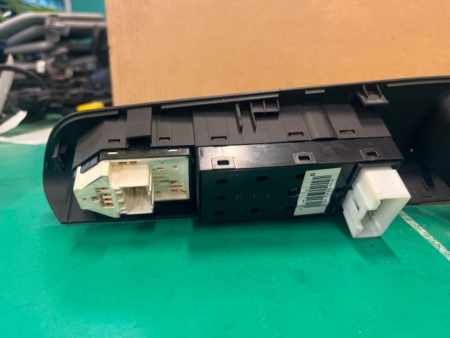 bontott KIA CEED Bal első Ablakemelő Kapcsoló