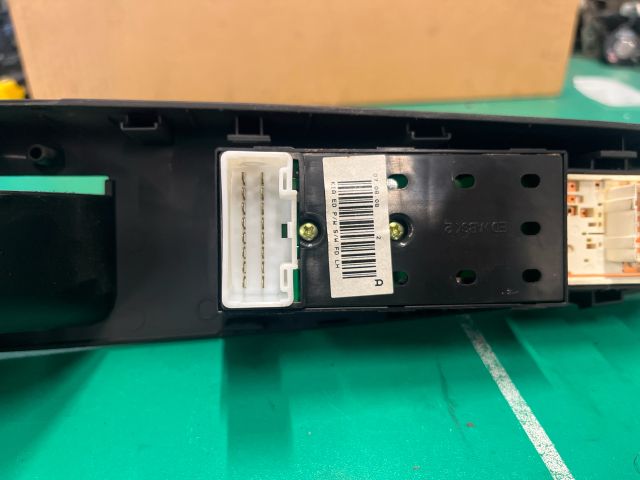 bontott KIA CEED Bal első Ablakemelő Kapcsoló